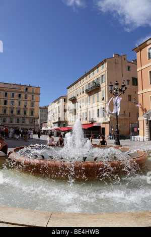 Brunnen in Place du Palais Nizza, Südfrankreich Stockfoto