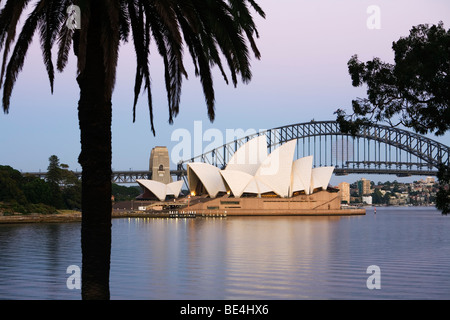 Twilight-Blick auf die Sydney Opera House und Harbour Bridge von den Royal Botanic Gardens. Sydney, New South Wales, Australien Stockfoto
