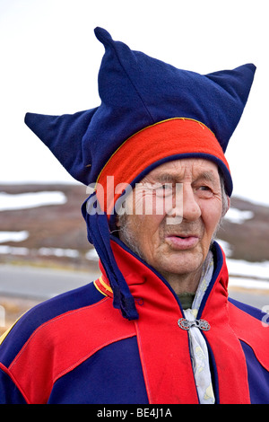 Älterer Sami Mann in traditioneller Kleidung zeichnet sich durch sein Zelt in der Nähe der Stadt Honningsvag, Norwegen. Stockfoto