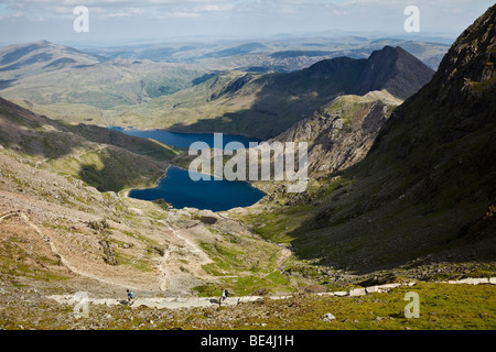 Blick vom PYG Track auf Snowdon (Yr Wyddfa) nach Llyn Glaslyn und Llyn Llydaw, Snowdonia National Park (Eryri), Gwynedd, Wales Stockfoto