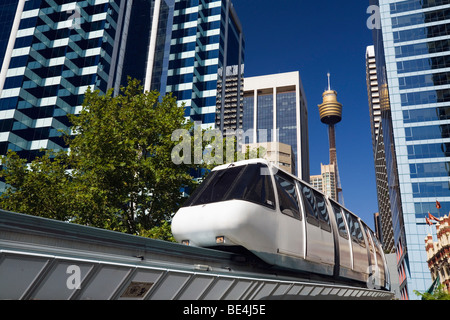 Monorail am Darling Harbour mit der Skyline der Stadt im Hintergrund. Sydney, New South Wales, Australien Stockfoto