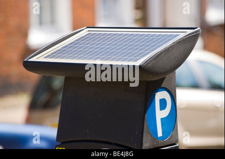 Parkuhr Ticket Dispenser für Parkplätze an der Straße von Solar-Panel UK angetrieben Stockfoto