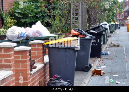 Leeds Bin Streik, verweigern Müll Haufen sich in Kästen und auf den Straßen von Leeds aufgrund des Streiks der Rat Sammler. Stockfoto