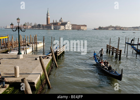 Bootsanlegestelle San Zaccaria mit San Giogio Maggiore, Venedig, Venezia, Italien, Europa Stockfoto