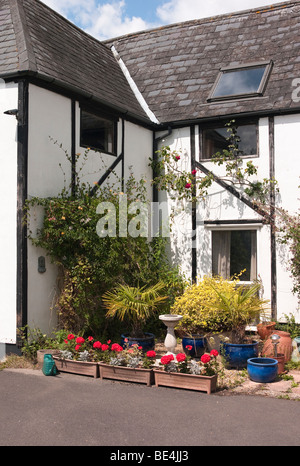 Bestandteil einer umgebauten englischen Scheune mit kleinem Garten Stockfoto