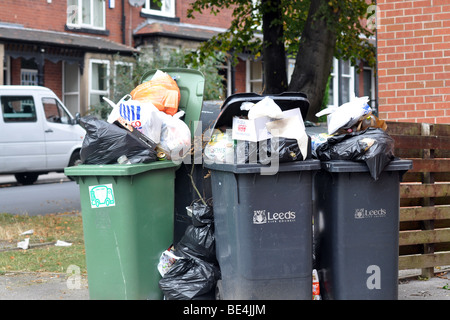 Leeds Bin Streik, verweigern Müll Haufen sich in Kästen und auf den Straßen von Leeds aufgrund des Streiks der Rat Sammler. Stockfoto