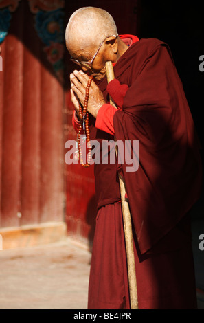 Tibetisch-buddhistische Nonne beten am Boudhanath Stupa in Kathmandu, Nepal Stockfoto