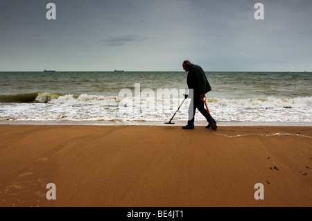 Ein Metalldetektor, der am Strand von Botany Bay in Kent in Großbritannien sucht. Stockfoto