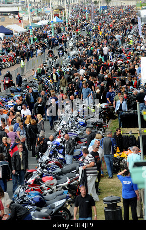 Brighton Seafront wogenden mit Menschen und Biker während der Ace Cafe Reunion 2009 Stockfoto