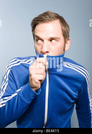 Junger Mann posiert im retro-Stil Adidas Sport Anzug, Tarnung Stockfoto