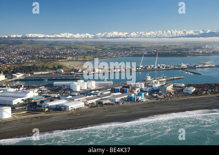 Hafen von Timaru, Caroline Bay, Timaru und Schnee auf Südalpen, South Canterbury, Südinsel, Neuseeland - Antenne Stockfoto