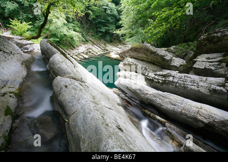 Bänder aus Kalkstein ausgehöhlt, gefaltet Felsformationen, Geopark Gole della Breggia, Mendrisio, Tessin, Schweiz, Europa Stockfoto