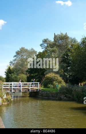 Brücke über der Kennet und Avon Kanal bei Hungerford mit Sankt-Lorenz-Kirche hinter Stockfoto