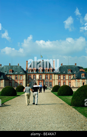 Paris, Frankreich - Touristen besuchen französisches Denkmal, 'Chateau de Breteuil', Choisel, Walking in Front, journées du Patrimoine, Vorderseite des französischen Schlosses, Stockfoto