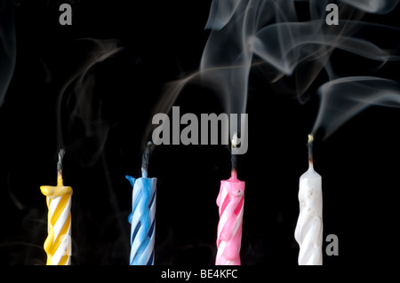 Horizontale Rauchen Geburtstagskerzen auf schwarz Stockfoto