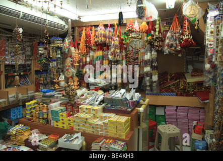 Kaufen Sie in Hindi Lane, Dubai religiöse Utensilien zu verkaufen ein Stockfoto