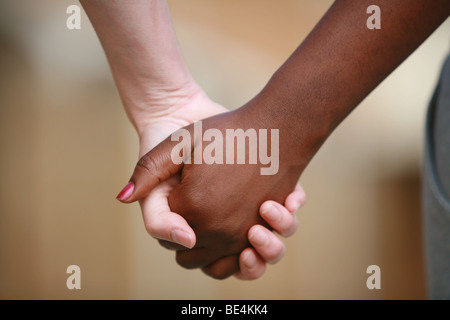 Nahaufnahme der beiden Frauen Hand in Hand Stockfoto