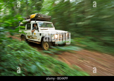 Land Rover Defender in der Budongo Forest Reserve in Uganda. Stockfoto