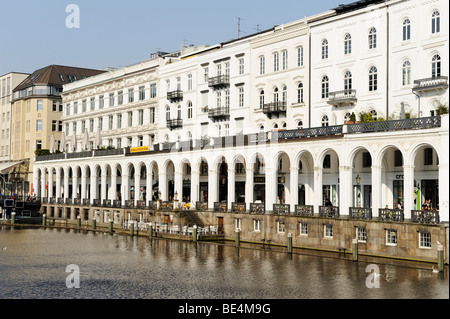 Alster-Fluss und Alsterarkaden Markt in der Innenstadt von Hamburg, Deutschland, Europa Stockfoto