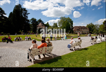 Touristen sitzen im Garten vor dem historischen barocken Schloss, Deutschordensschloss Burg des Deutschen Ordens, Ma Stockfoto