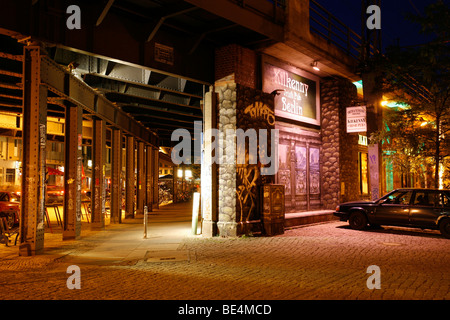 S-Bahnhof Hackescher Markt-Station mit Beleuchtung für ein Pub bei Nacht, Mitte, Berlin, Deutschland, Europa Stockfoto