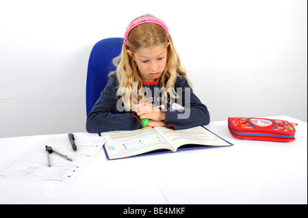 Junge Schülerin hat Probleme mit den Hausaufgaben Stockfoto