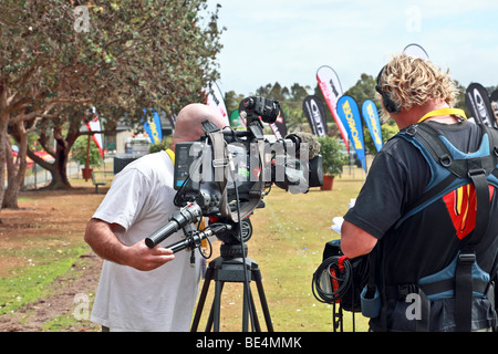 TV-Kameramann, die Einnahme von Filmmaterial in einem interview Stockfoto