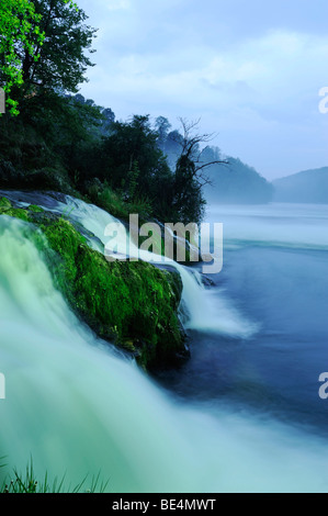 Rheinfall von Scheinwerfern in den Abend, Neuhausen, Schaffhausen, Schweiz, Europa beleuchtet Stockfoto