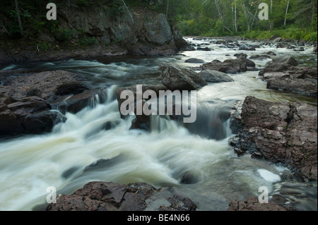 DER BRULE FLUSS FLIEßT DURCH SUPERIOR NATIONAL FOREST IN BEWEGUNG Stockfoto