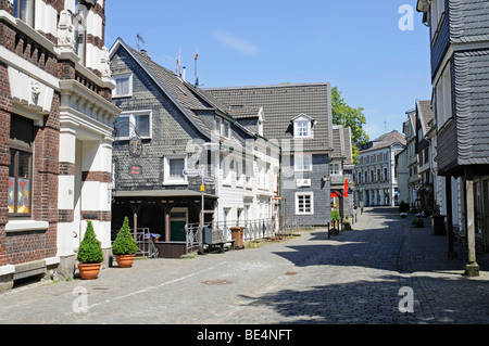 Fachwerkhäuser, Stein, Schiefer, Schiefer Verkleidung, Straße, historischen Zentrum, Langenberg, Velbert, Nordrhein-Westfalen, Deutschland Stockfoto