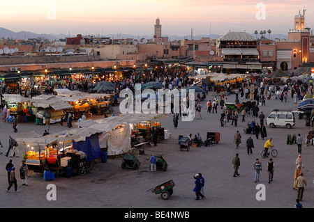 Abendstimmung oder Dämmerung am Djemaa El-Fna oder Djemaa El Fna Platz und Blick über die Dächer von Marrakesch, Marokko Stockfoto