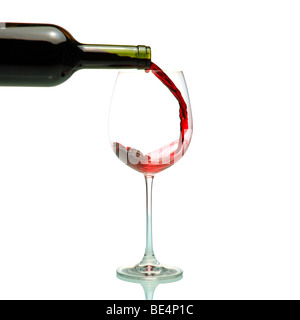 Rotwein wird in ein Weinglas gegossen Stockfoto