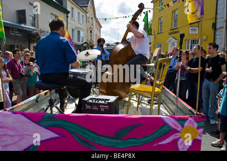 Jazz-Band auf Anhänger für die Öffnung der Parade von Brecon Jazz Festival 2009 Stockfoto