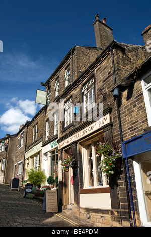 Großbritannien, England, Yorkshire, Haworth, Main Street, Geschäfte Stockfoto