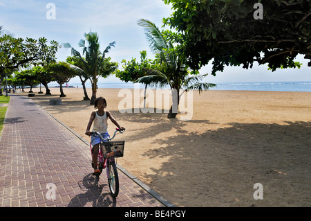 Strand mit Bäumen und Radfahrer in der Nähe von Sanur, Denpasar, Bali, Indonesien, Südostasien Stockfoto