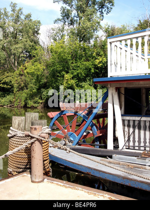 Schaufelrad-Dampfer am Dock gebunden. Stockfoto