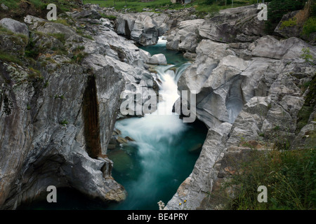 Hellen ortho-Gneis, metamorphes Gestein, das vom Fluss Verzasca in der Nähe von Lavertezzo Valle Verzasca tief geschnitten worden ist, Stockfoto