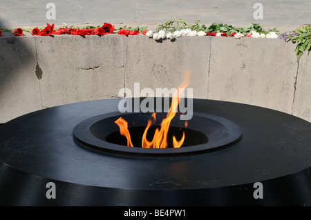 Armenischer Genozid Gedenkstätte Schwalbenfestung mit ewigen Flamme, Eriwan, Armenien, Asien Stockfoto