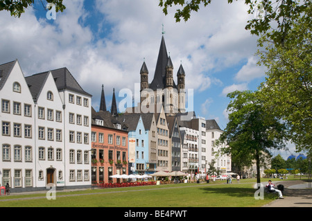 Die Kölner Altstadt mit grober St.-Martins-Dom, wie gesehen von der Bank des Rheins, Köln, Nordrhein-W Stockfoto