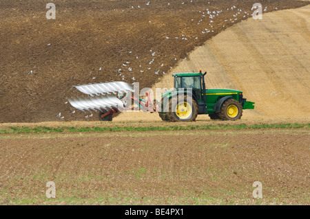 Traktor Pflügen eine Feld Suffolk UK Stockfoto
