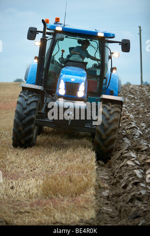 Traktor Pflügen Stoppelfeld in Hampshire, England Stockfoto