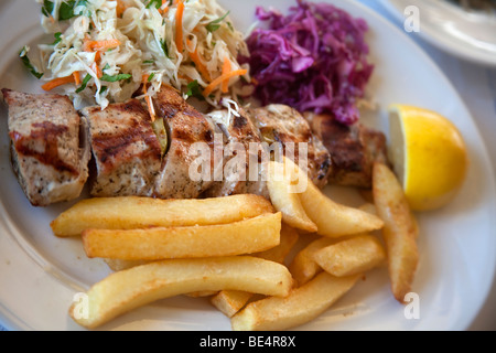 Griechische, traditionelle Küche, Souvlaki, mit Kartoffeln, Zitrone und Salat Stockfoto