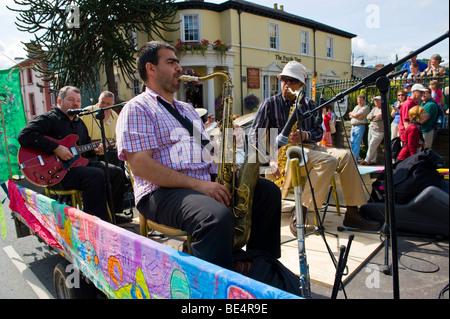 Jazz-Band auf Anhänger für die Öffnung der Parade von Brecon Jazz Festival 2009 Stockfoto