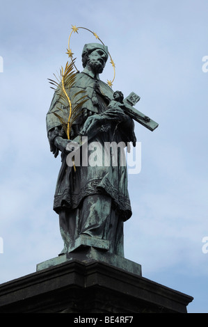 Statue des Heiligen Johannes von Nepomuk, der Karlsbrücke, Prag, Tschechische Republik, Europa Stockfoto