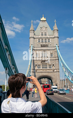 Teenager, die eine Aufnahme der Tower Bridge, London Stockfoto