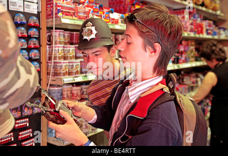 zwei Jungs im Teenageralter Blick auf Souvenirs in einem Souvenirladen, London Stockfoto