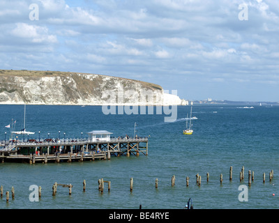 Die alten und neuen Piers, mit Blick auf den alten harry Felsen und Bournemouth in Swanage, Dorset. Stockfoto