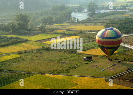 Vorbereitung auf einen Heißluftballon aus dem ersten chinesischen Heißluftballon Club mitten in Reis und Getreide Felder in Yan zu starten Stockfoto