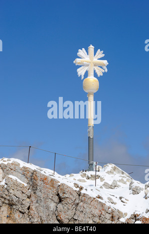 Vergoldete Kreuz auf Zugspitze Berg, 2962 m Höhe, restauriert im April 2009, Landkreis Garmisch-Partenkirchen, Bayern, Deutschland Stockfoto