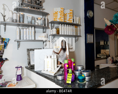 Friseursalon mit Shampoo und Conditioner Flaschen Stockfoto